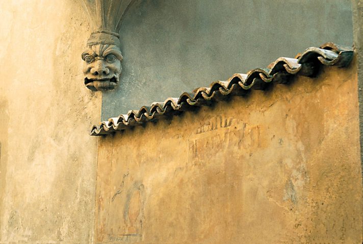 Mascherone scolpito sotto la garitta di Palazzo Boselli